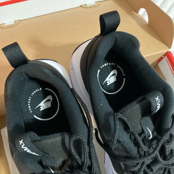 Brand New Ladies Nike - Picture 9 of 12